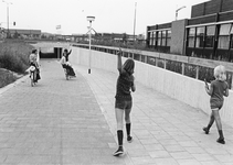 844406 Gezicht op het fiets- en voetgangerstunneltje ('Kunstwerk 8') vermoedelijk onder de Zandveldseweg (onderdeel van ...